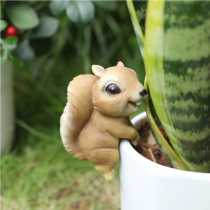 Climbing Squirrel Pot Hanger – Garden Décor